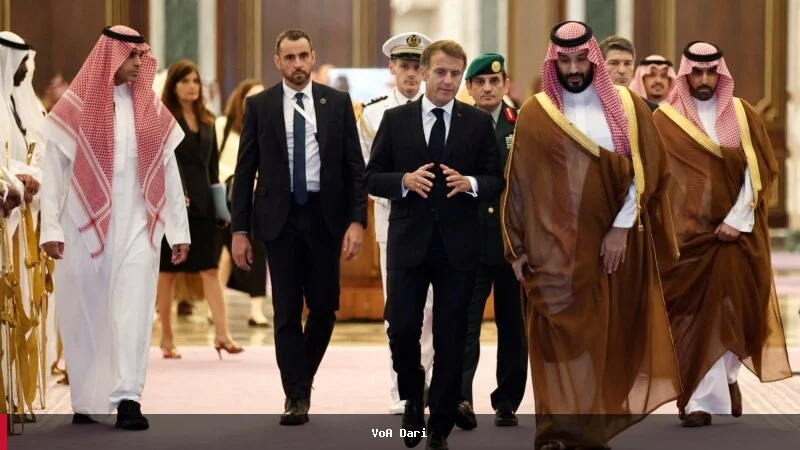 مکرون در سفر غیرمنتظره به عربستان سعودی حمایت خود را از این کشور اعلام کرد