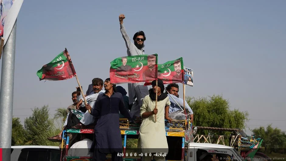 هواداران عمران خان به سوی اسلام‌آباد مارش کردند در حالی که حکومت جاده‌ها را مسدود کرده است