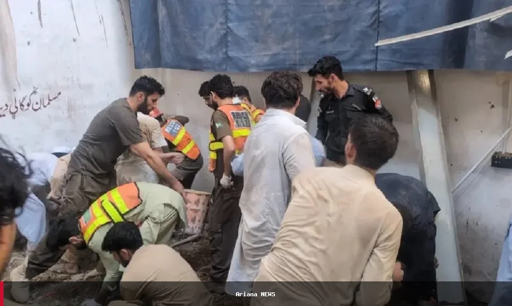 سقوط سقف یک مکتب در پیشاور پاکستان جان یک معلم و ۲۱ دانش‌آموز را گرفت