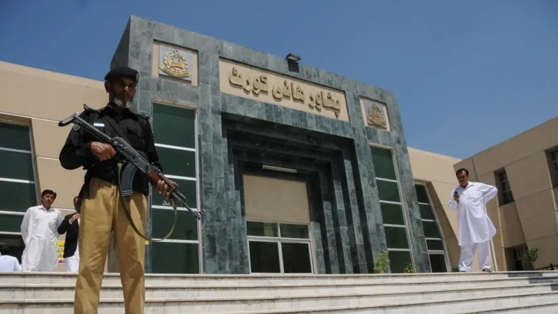 محکمۀ عالی پشاور د افغان جنرال او دو خبرنگار اخراج متوقف کړ